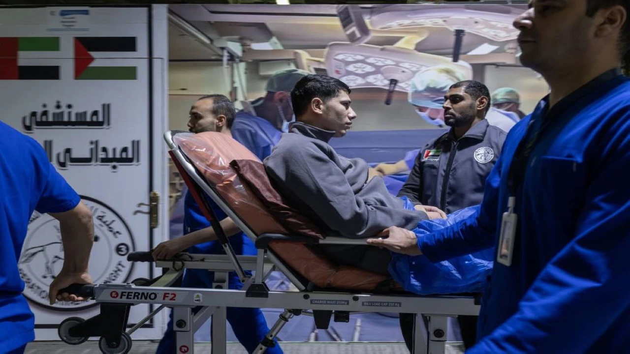 المستشفى الإماراتي العائم يستقبل 5 حالات جديدة من غزة ليرتفع الإجمالي لـ 66